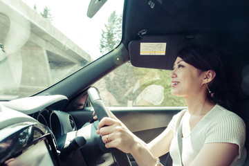 車を運転している女性