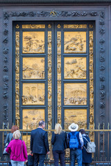 Obraz premium Tourists at the Gates of Paradise at the Baptistery of Saint John in Florence, Italy