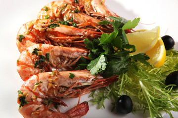 Fried King prawns with green salad and olives