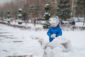 Fototapeta na wymiar Мальчик в снегу