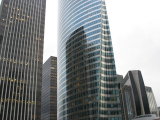 Fototapeta premium Kunstvolle Architektur in Paris. Der weitläufige Stadtteil La Defense.