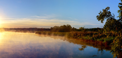 Obraz na płótnie Canvas Autumn fog in the morning on the river