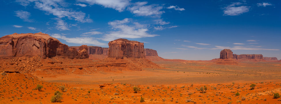 Iconic peaks of rock formations in the Navajo Park of Monument V © Vincent