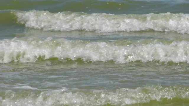 Прибрежные волны/ Прибрежные волны Азовского моря в жаркий летний день