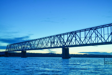 Obraz premium Railway bridge at night in Kostroma