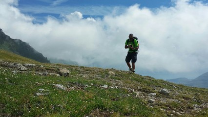 Randonneur au téléphone © ursule