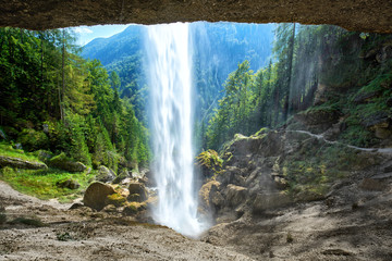 hinter dem Pericnik Wasserfall im Naturpark Slowenien