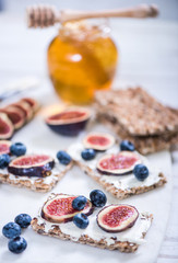 Healthy bruch with figs and crispy bread