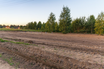 Винтовые сваи вкручены в грунт