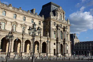 Fototapeta na wymiar Palais du Louvre en fin de journée à Paris, France