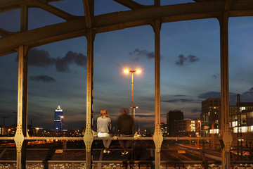 Ein Paar genießt die Abendstimmung auf der Hackerbrücke in München