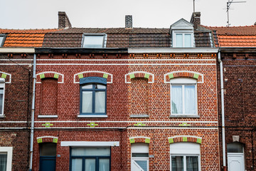Maisons de briques rouges dans les rues de Croix