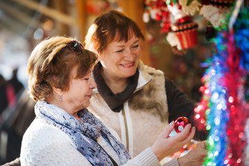 Obraz premium Female pensioners buying X-mas decorations