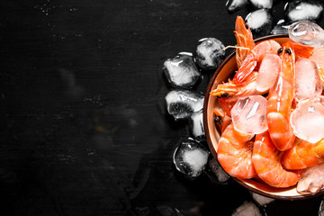 Shrimp with ice in a bowl.
