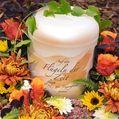 Urne mit Zweig und Blüten herbstlich