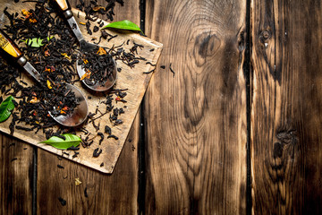 dried tea with spoons.