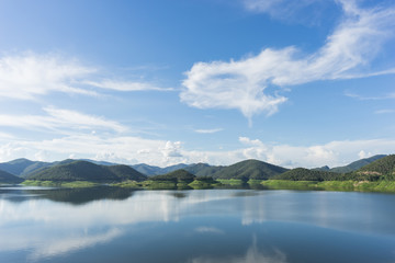 Fototapeta na wymiar the blue skies and mountain reflected in a lake
