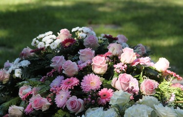 Frisches Grab mit Blumen