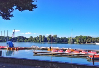 Blick auf den Maschsee in Hannover mit Tretbooten © pia-pictures