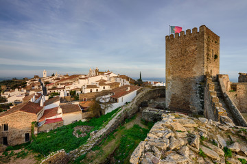 Castelo de Monsaraz ao Pôr do Sol. Vila mediaval e surpreendente atracção turística no Alentejo