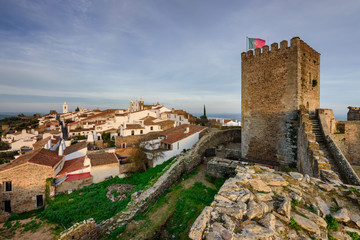 Fototapeta premium Castelo de Monsaraz ao Pôr do Sol. Vila mediaval e surpreendente atracção turística no Alentejo