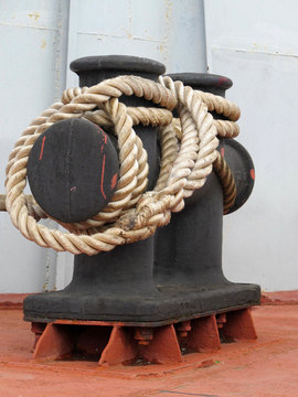 Ship bitt with coiled rope