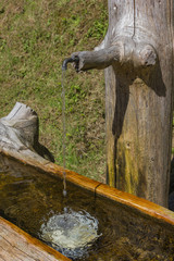 Quellwasser aus Bergbrunnen