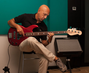 Obraz premium Musicista in sala prove suona il basso