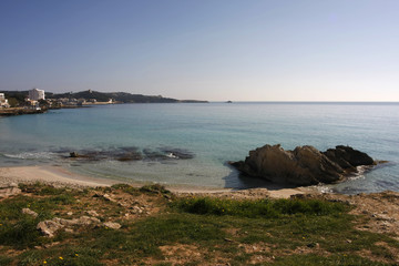 spanische Mittelmeerküste mit Strand und Booten