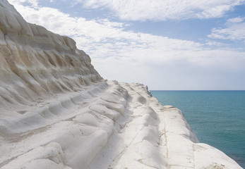 Fragment de la falaise blanche appelée &quot Scala dei Turchi&quot  en Sicile,