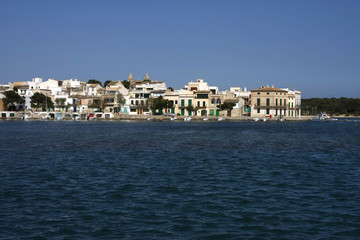 Fototapeta na wymiar spanische Mittelmeerküste mit Strand und Booten