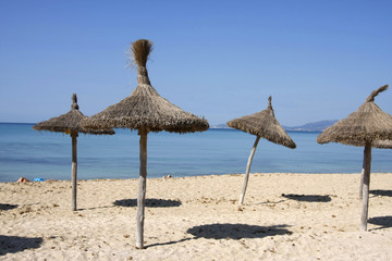 Sonnenschirme aus Stroh am Strand