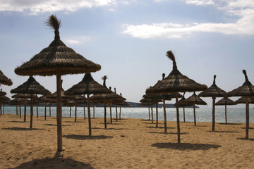 Sonnenschirme aus Stroh am Strand