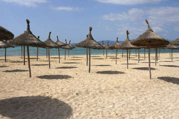 Sonnenschirme aus Stroh am Strand