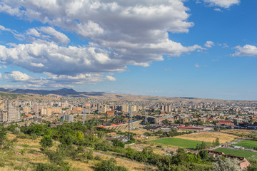 Fototapeta premium panoramiczny widok na Erewan ze wzgórza Tsitsernakaberd