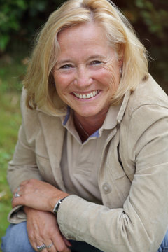 femme senior souriante dans ext&eacute;rieur nature en automne