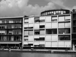 Moderne Bürobauten mit Sonnenschutz im Sommer am Kreativkai am alten Hafen von Münster in...