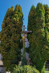 Gro&szlig;es Kruzifix zwischen zwei Lebensb&auml;umen am Friedhof