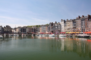 Dansl les reflets du port de Honfleur