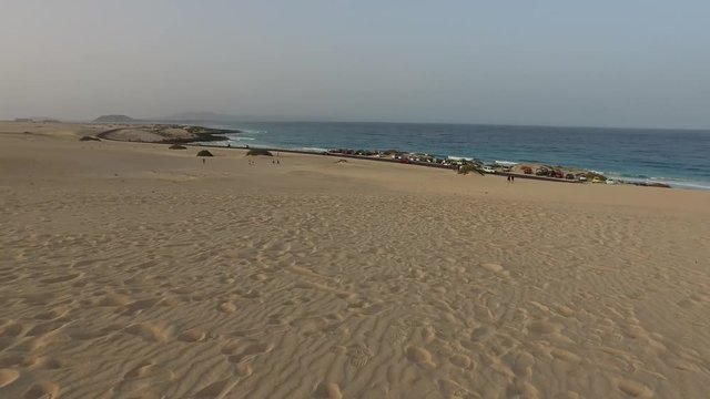 Sabbia del deserto e dune, granelli di sabbia, dune modellate dal vento, Corralejo, parco naturale. Tramonto. Fuerteventura. Isole Canarie (Ultra High Definition, 4K, 2160P, 3840x2160)