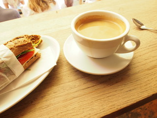 Kaffeepause mit Brötchen