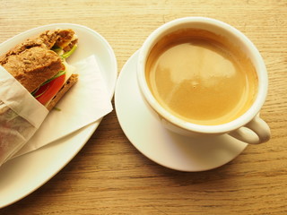 Kaffeepause mit Brötchen