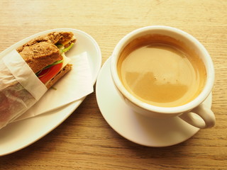 Kaffeepause mit Brötchen