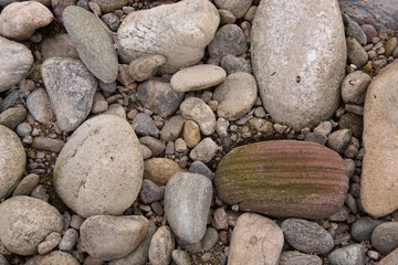 Gerölle, Blöcke und Steine in einem Flussbett bei Niedrigwasser