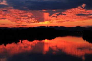 Sonnenuntergang mit brennendem Himmel auf der Neuen Donau. Aufnahme vom 18. Juli 2016 bei Steinspornbrücke.