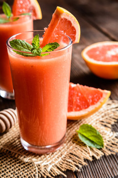 Grapefruit smoothie with ginger and honey