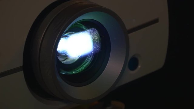 Digital projector lens and light beam