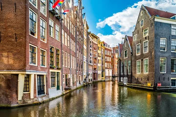 Türaufkleber Typical Amsterdam canal and dutch medieval architecture on a sunny morning © mandritoiu