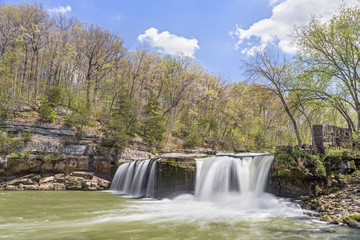 Obraz premium Kwiecień w Upper Cataract 0 Cataract Falls, Indiana