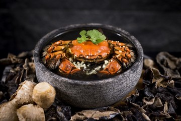 Steamed hairy crab with ginger and homemade Chinese rice wine in